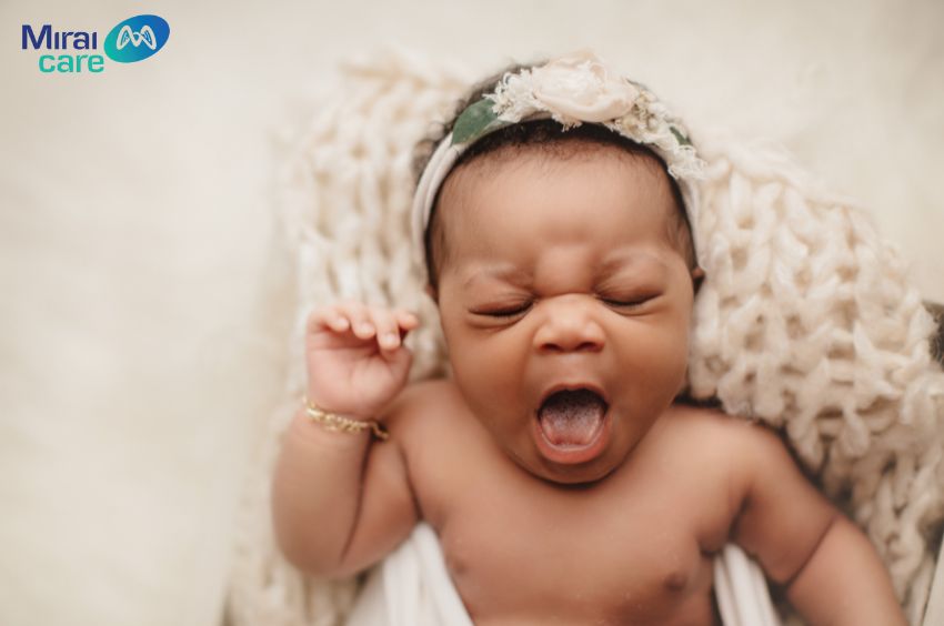 Trẻ quấy khóc bất thường trong nhiều đêm mà không rõ nguyên nhân có thể được coi là dấu hiệu của bại não