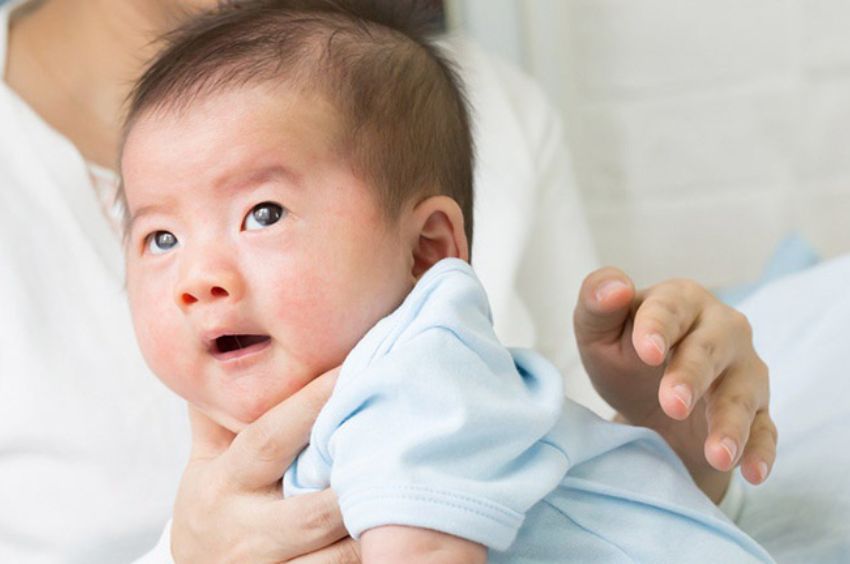 Trẻ sơ sinh bị bại não thường khó khăn trong việc bú cũng như nuốt sữa 