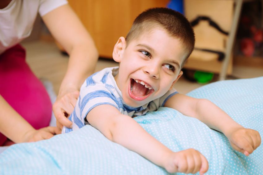 Trẻ từ 6 tháng trở nên không thể thực hiện các hành động thông thường theo đúng lứa tuổi rất có thể là dấu hiệu của bại não