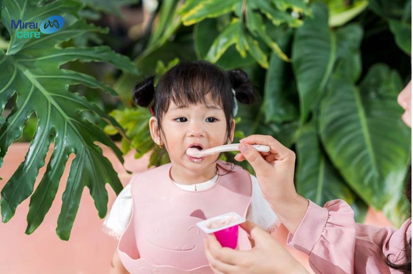 Cha mẹ n&ecirc;n cho trẻ ăn từ 80 - 120g sữa chua/ng&agrave;y