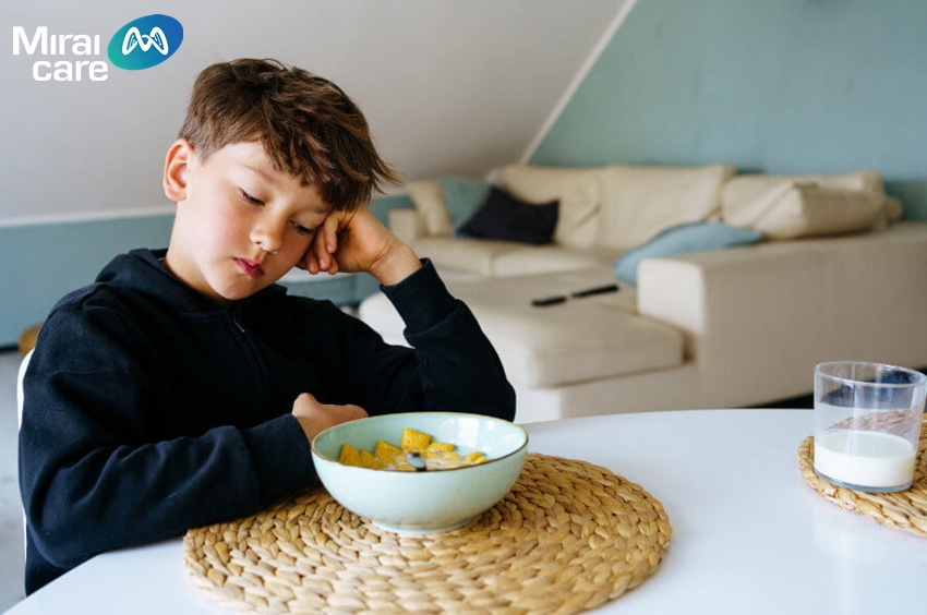 Trẻ tự kỷ bị rò rỉ ruột thường có dấu hiệu chướng bụng, chán ăn,....