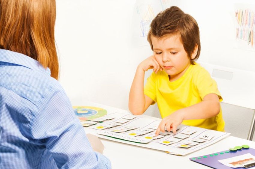 Trẻ tự kỷ biết đọc sớm dễ dàng nhớ được các bảng chữ cái