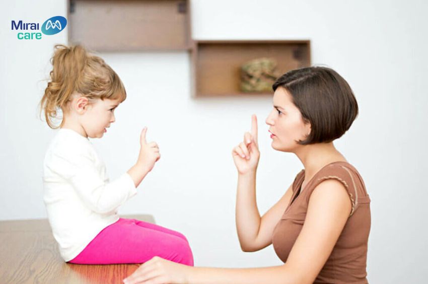 Trẻ tự kỷ c&oacute; thể bắt chước nhưng sẽ gặp kh&oacute; khăn