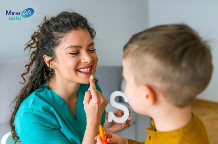 Trước ti&ecirc;n trẻ tự kỷ cần biết c&aacute;ch bắt chước c&aacute;c &acirc;m đơn giản như &ldquo;a&rdquo;, &ldquo;o&rdquo;, &ldquo;m&rdquo;, &ldquo;ba&rdquo;, &ldquo;pa&rdquo;, &ldquo;ma&rdquo;