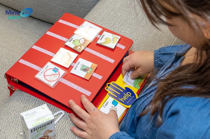 Sử dụng PECS (Hệ thống trao đổi h&igrave;nh ảnh) để hỗ trợ trẻ giao tiếp