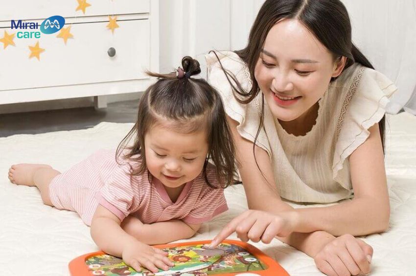 Cha mẹ c&ugrave;ng trẻ thực h&agrave;nh thường xuy&ecirc;n