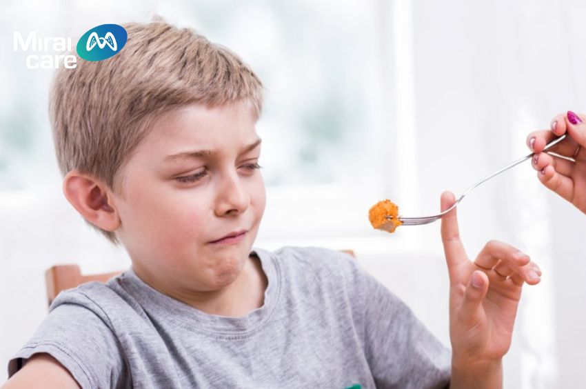 Trẻ tự kỷ kén ăn có thể do hệ thần kinh quá nhạy cảm, dễ bị kích thích bởi mùi vị