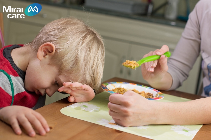 Trẻ tự kỷ kén ăn kéo dài khiến cơ thể không hấp thụ đủ các vitamin thiết yếu
