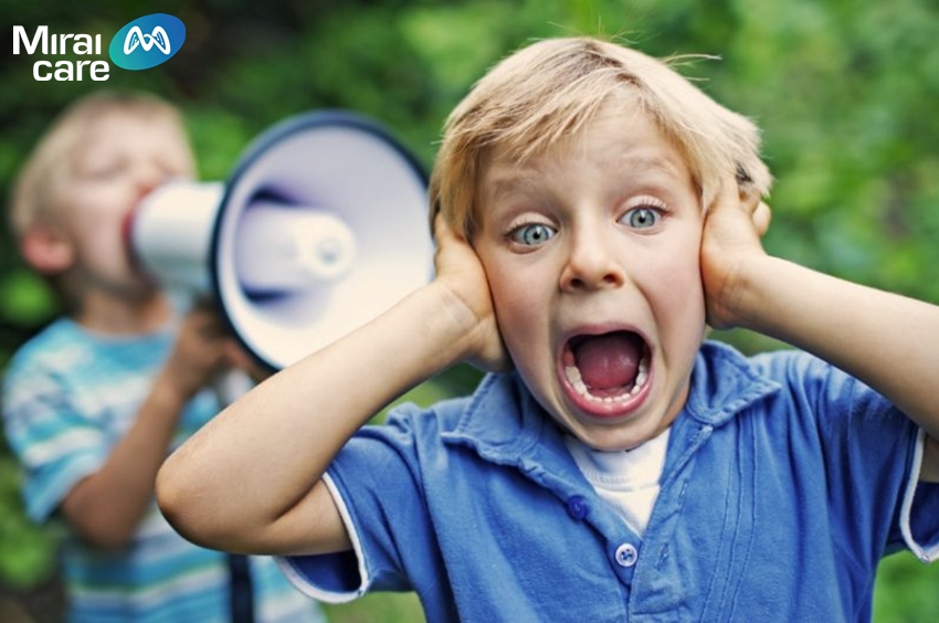 Trẻ tự kỷ nhạy cảm với âm thanh quá lớn, có thể phản ứng bằng cách che tai, la hét