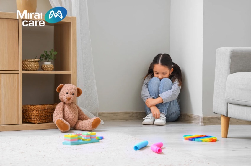 Trẻ tự kỷ sợ hãi vô lý do rối loạn nhận thức không gian và thói quen