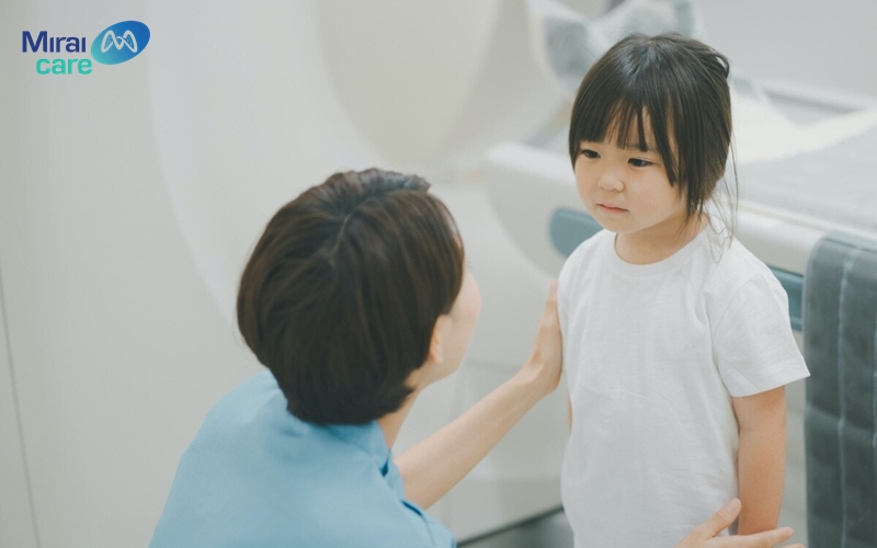 Trẻ tự kỷ thường không có nhu cầu giao tiếp, kể cả với bố mẹ