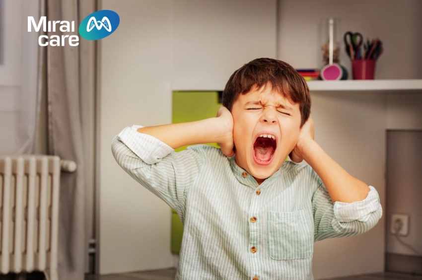 Trẻ tự trấn an bản thân bằng cách che tai, la hét khi ở nơi đông người, tiếng ồn nhiều