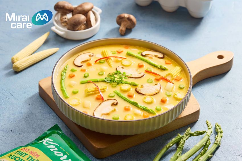 Trứng hấp rau củ cung cấp thêm nhiều protein và choline cho não bộ của trẻ