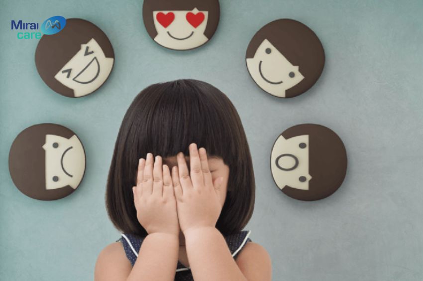 Trẻ tự kỷ thường gặp khó khăn khi thể hiện hành vi, cảm xúc