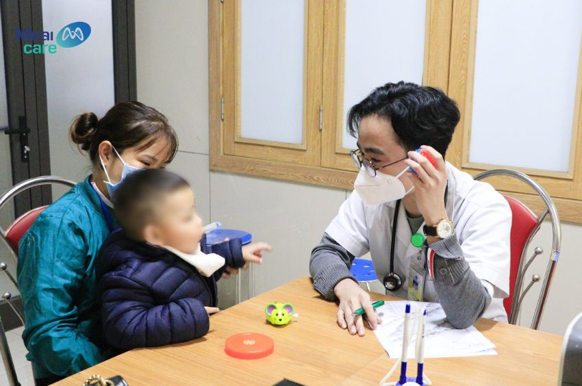 Cha mẹ cần tìm các trung tâm có đội ngũ giáo viên và chuyên viên giỏi