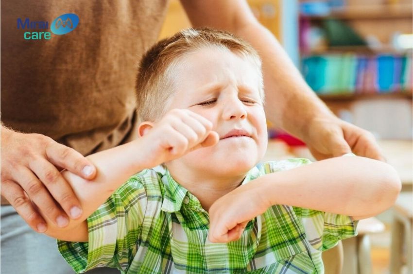 Người tự kỷ nặng thường thể hiện những h&agrave;nh vi lặp đi lặp lại hoặc tự k&iacute;ch th&iacute;ch