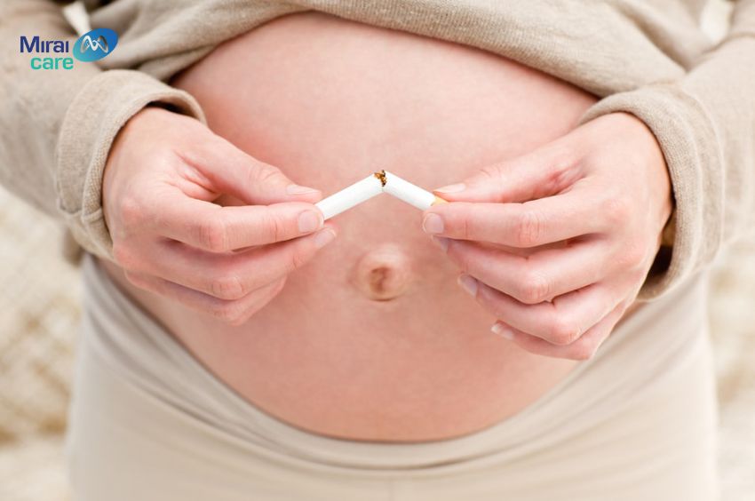 Mẹ tiếp x&uacute;c với kh&oacute;i thuốc c&oacute; thể ảnh hưởng đến thai nhi