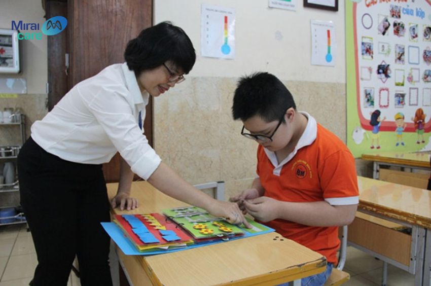 Trẻ tự kỷ thi&ecirc;n t&agrave;i n&ecirc;n tham gia học trị liệu ng&ocirc;n ngữ, gi&aacute;o dục đặc biệt v&agrave; hỗ trợ t&acirc;m l&yacute;