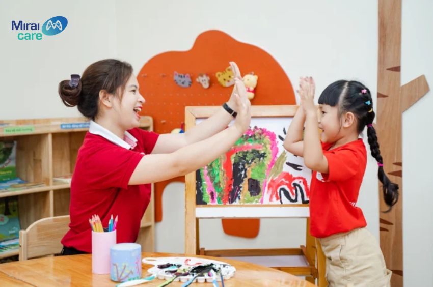 Trẻ tự kỷ có khả năng giao tiếp bằng mắt sẽ dễ thích nghi hơn với môi trường lớp học